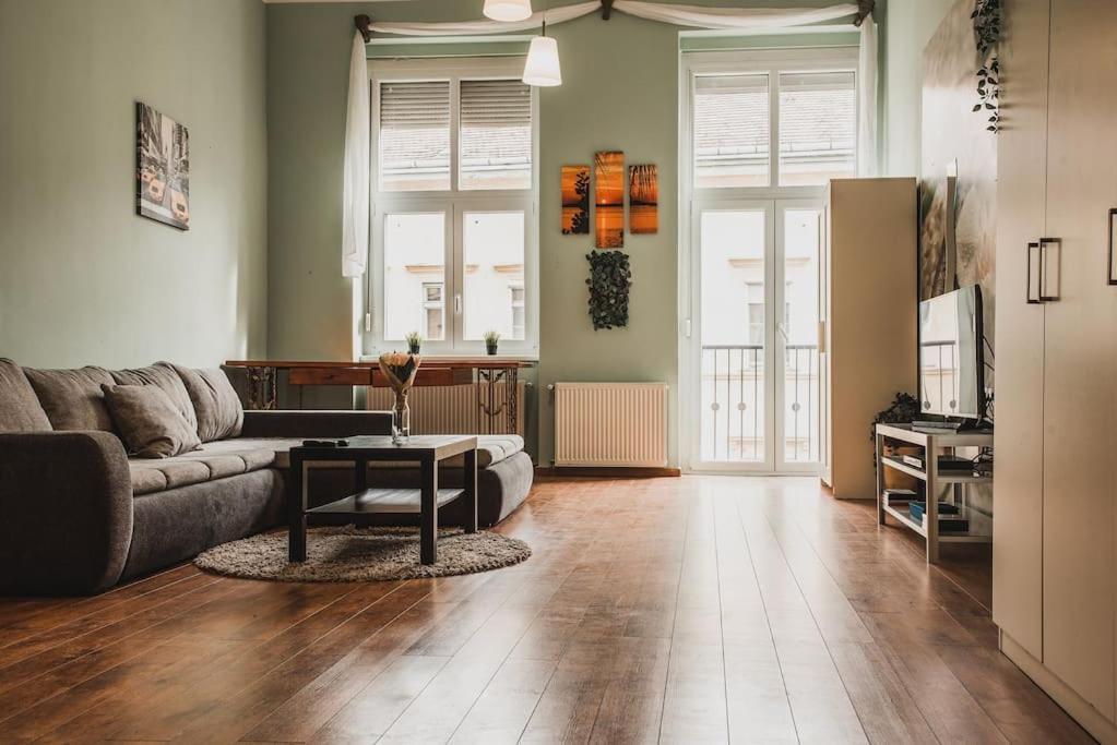 Main Street Apartment / Heart Of Bp Budapest Bagian luar foto
